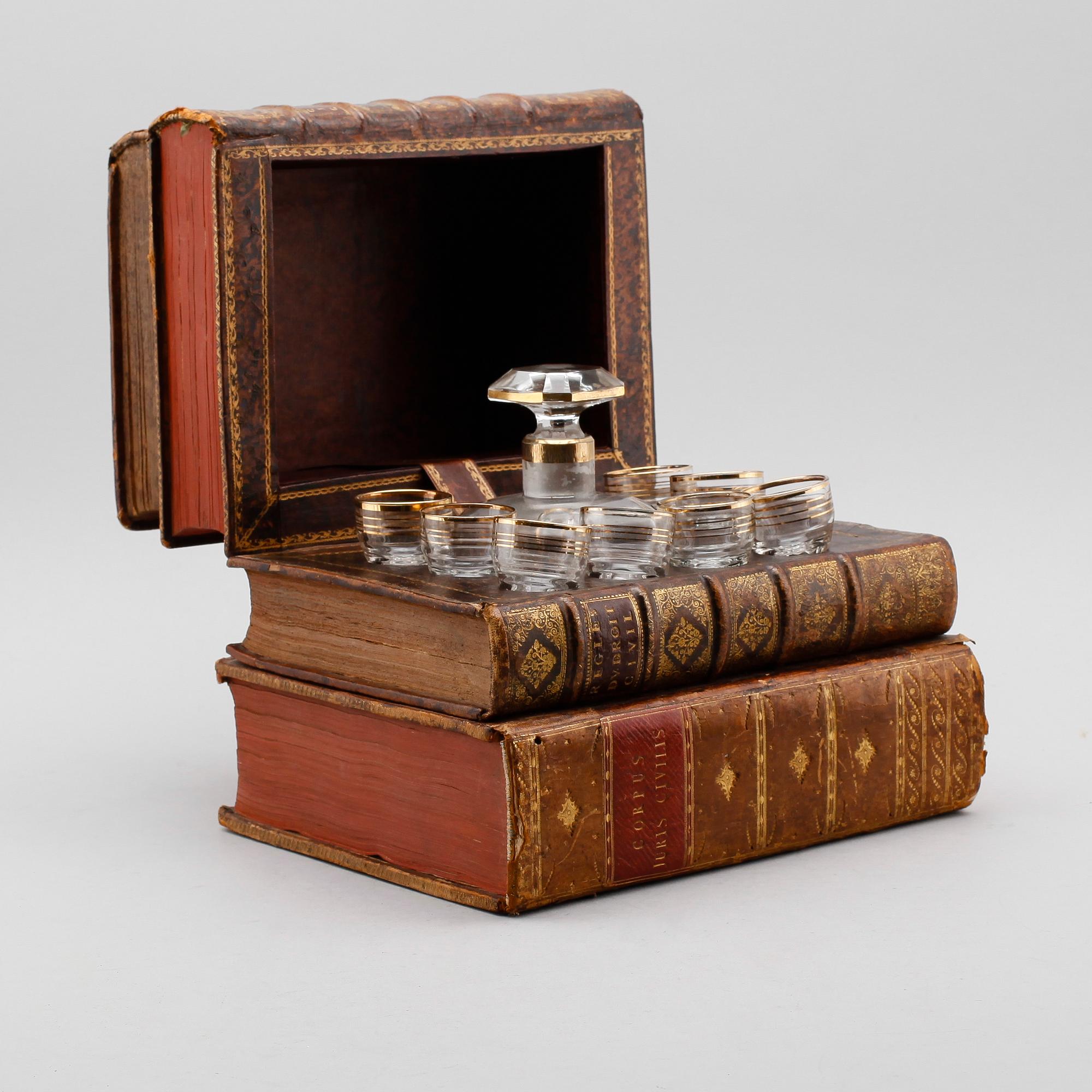 LIKÖRSCHATULL, i form av böcker, 1900-talets första hälft.