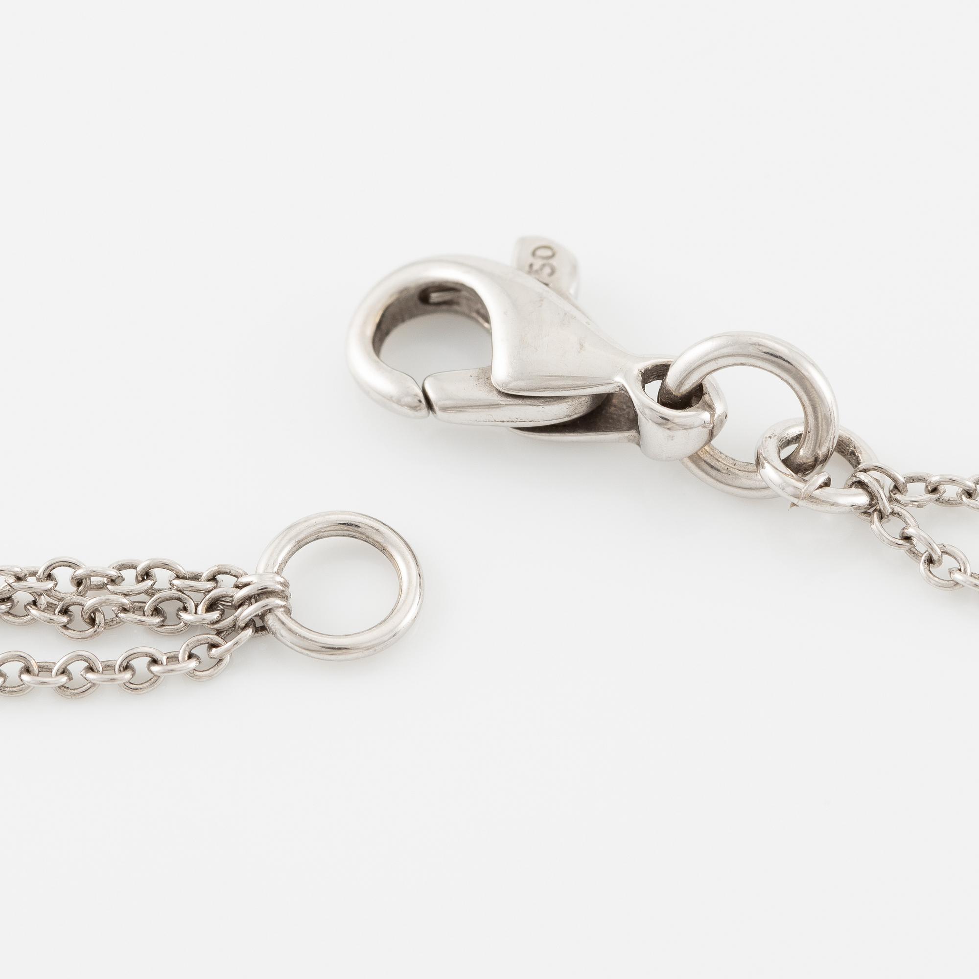 Hänge med kedja 18K vitguld med en trappslipad akvamarin och runda briljantslipade diamanter.