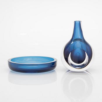 Mona Morales-Schildt, A mid 20th century glass vase and bowl. Kosta, Sweden.