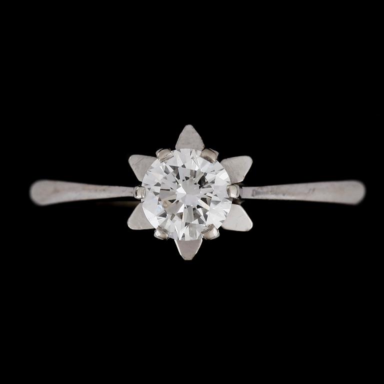 RING, 18k vitguld samt briljantslipad diamant ca 0,50ct. Vikt 2,6g.
