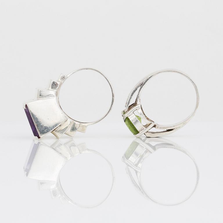 RINGAR, 2 st, silver med rektangulärslipad ametist ca 13,35 ct och spodumen ca 4,08 ct. Total vikt ca 18,90 g.