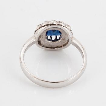 RING, Carmoséring med safir och rosenslipade diamanter.