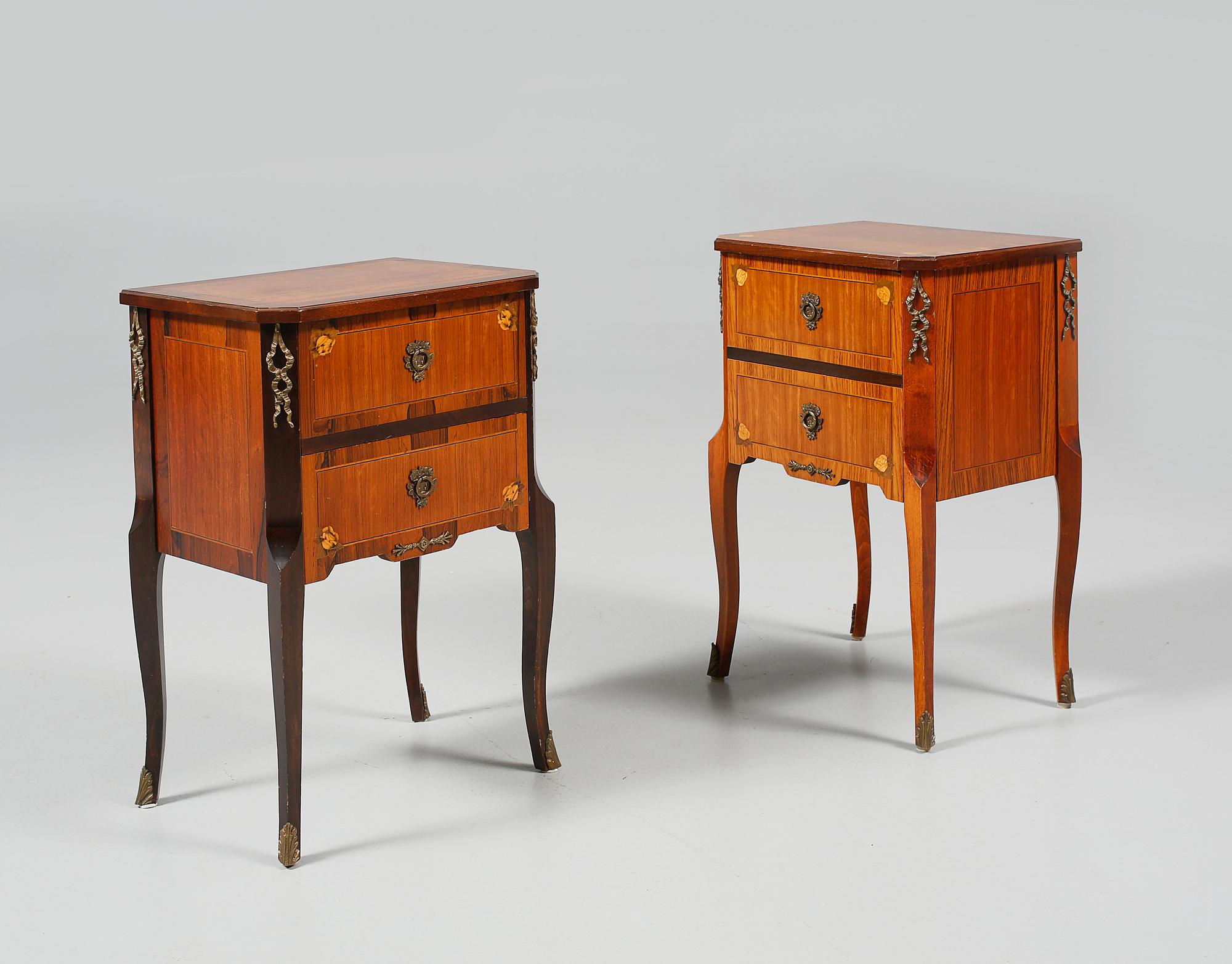 SÄNGBORD, 2 snarlika, gustaviansk stil, 1900-talets mitt.