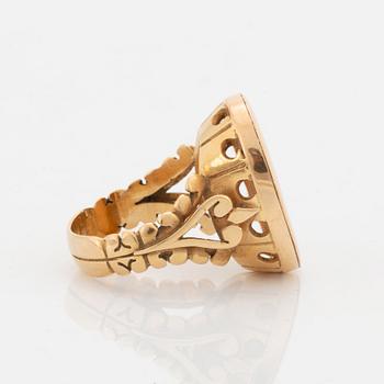 An 18K gold ring, 19th century.