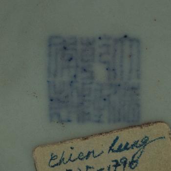 VAS, porslin. Kina, 1900-tal, troligen Republik med Qianlongsmärke.