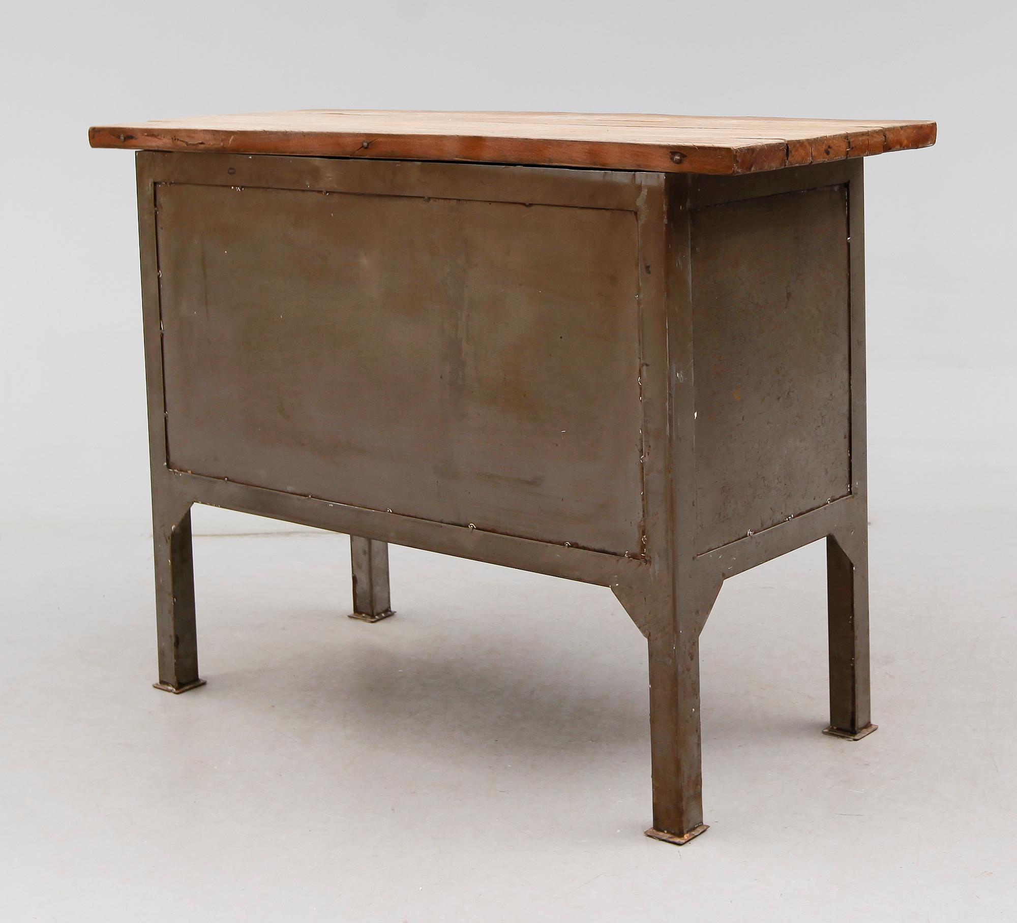 SERVERINGSSKÅP, industrimodell, 1900-talets andra hälft.