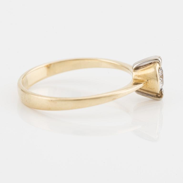 Ring in 18K gold with a brilliant-cut diamond.