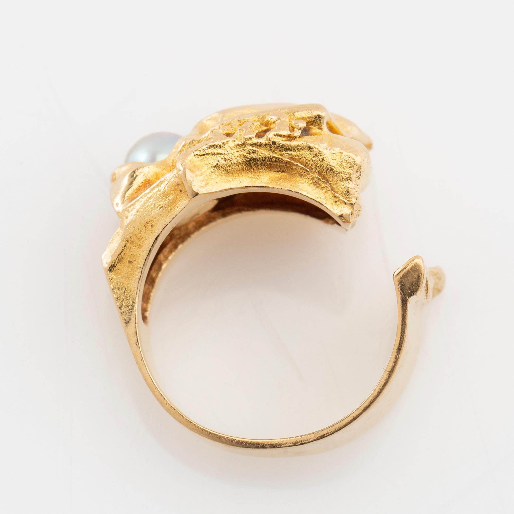 Björn Weckström, Ring "Ukkoshelmi" 18K gold with a cultured pearl, Lapponia.
