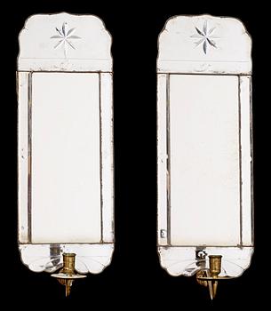 1262. A pair of Swedish Rococo 18th century one-light girandole mirrors.