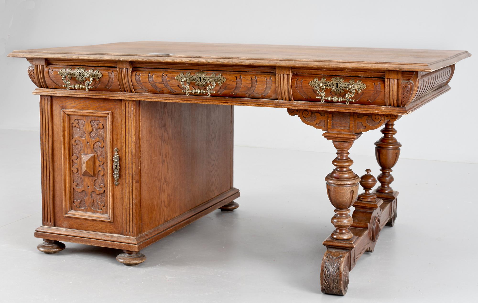 SKRIVBORD, sk. doubledesk, nyrenässans, 1800-talets slut.