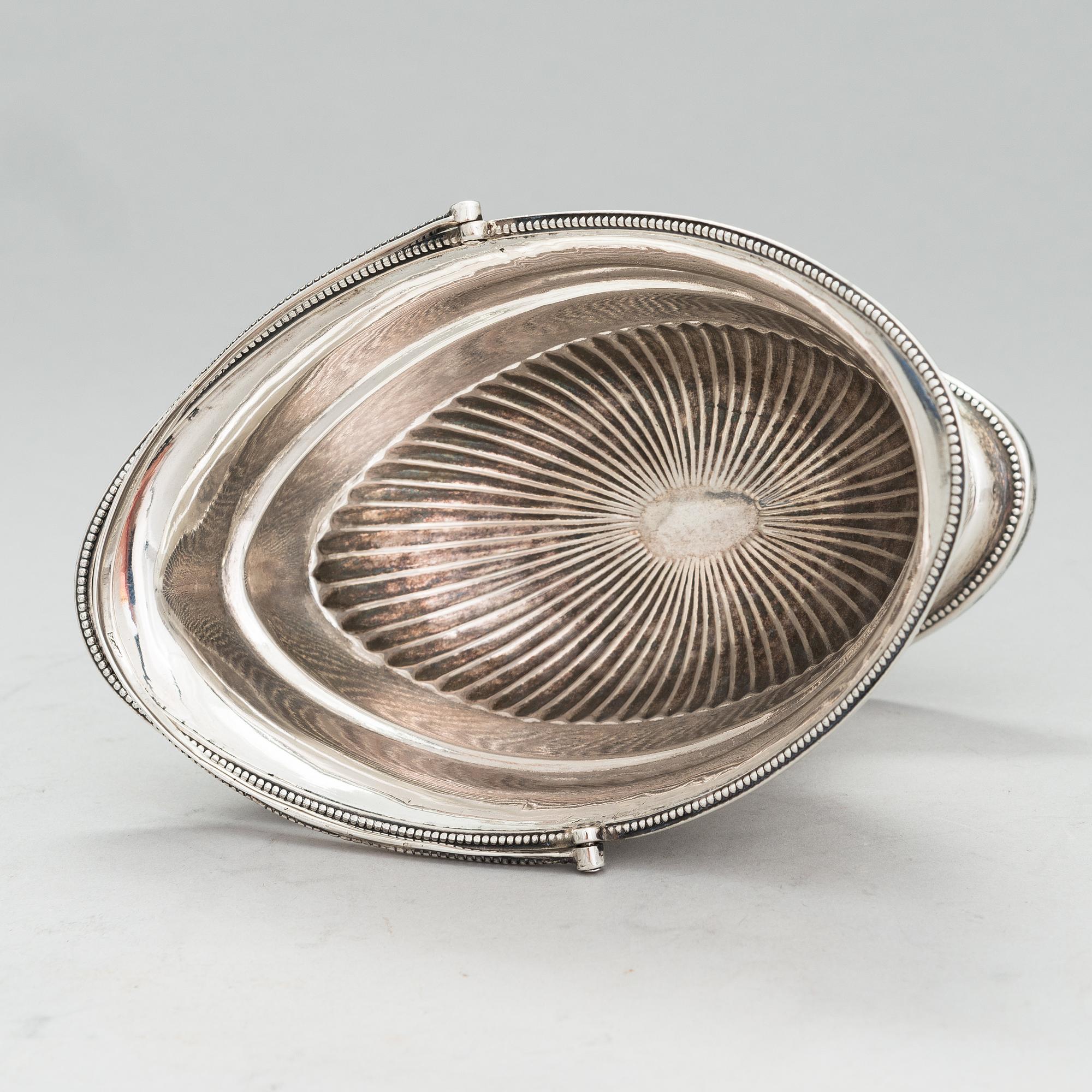 WILLIAM BOND, A late 18th-century footed silver bowl, mark of William Bond, Dublin 1791.