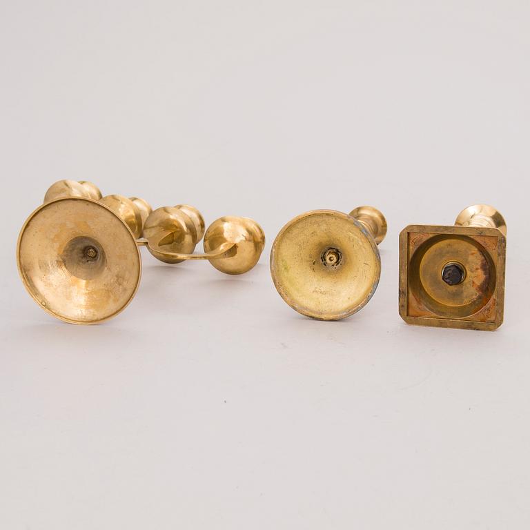 PARTI KANDELABRAR OCH LJUSSTAKAR, mässing, 1800/1900-tal.