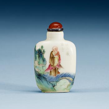 A fine porcelain snuff bottle, Qing dynasty with seal mark in red.