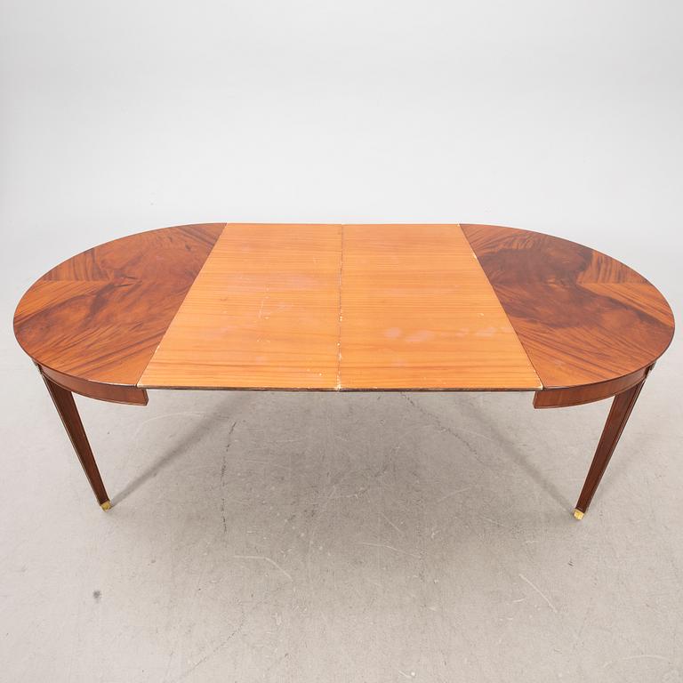 A mid 1900s Gustavian style mahogany dining table.