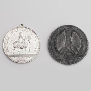 MEDALJER, 2 st, silver, Gustavus III. D.G. Rex Sveciae, bl.a 1772. Vikt ca 169 gram.