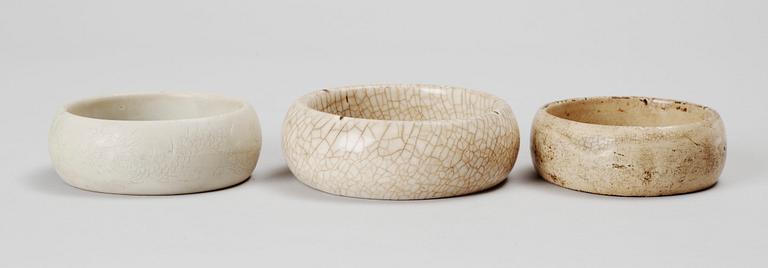 ARMBAND 3 st, porslin. Kina. 1900-tal.