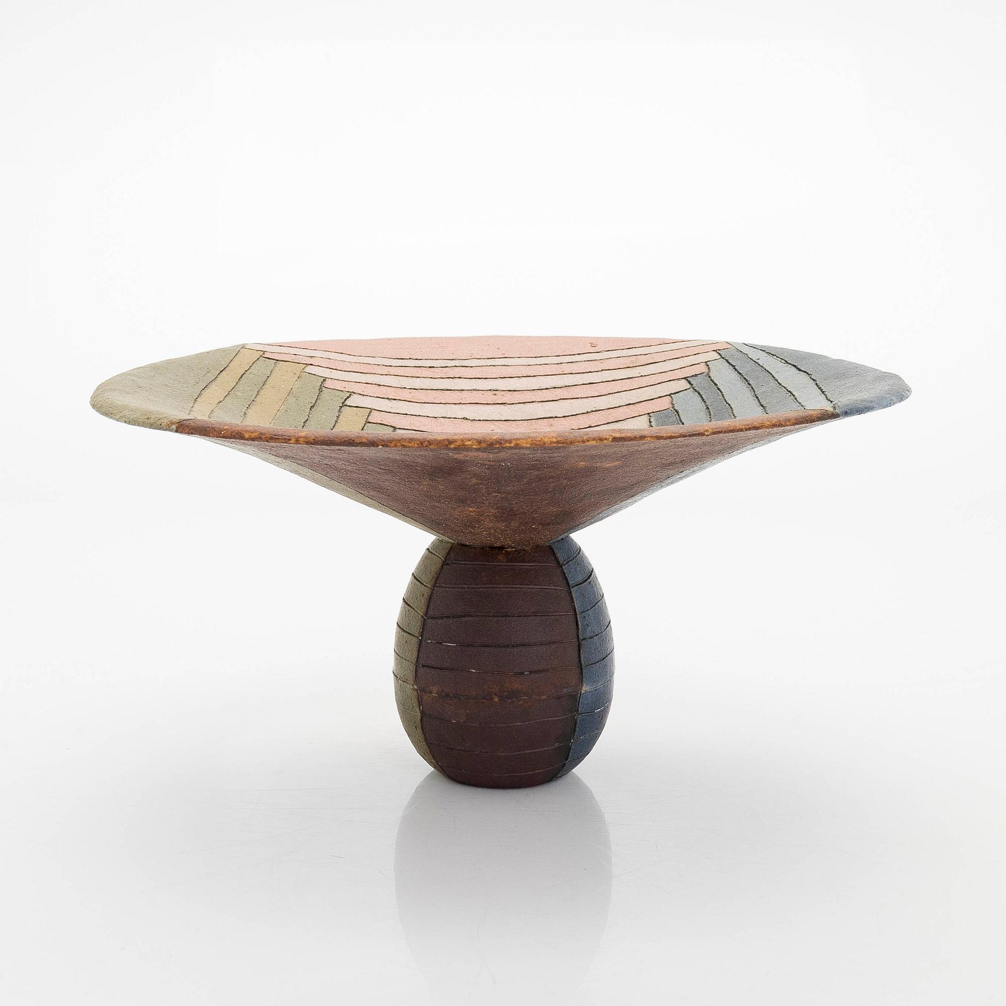 Inkeri Leivo, skål på fot, keramik, signerad Inkeri Leivo Arabia.