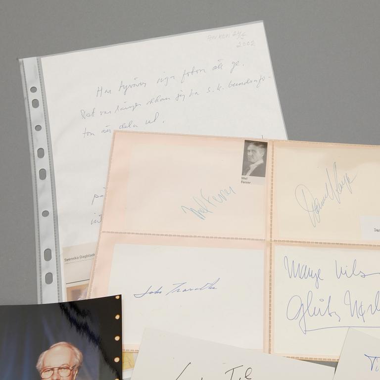 AUTOGRAFER AV SKÅDESPELARE, 33 st, främst John Travolta, Danny Kaye och Mel Ferrer.