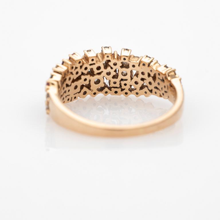 Ring, 18K roséguld med rosa och blå safirer och briljantslipade diamanter.