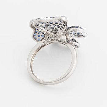 Ring in the shape of a flower with sapphires and brilliant-cut diamonds.