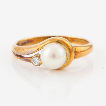 Ring, 18K guld med odlad pärla och briljantslipad diamant.