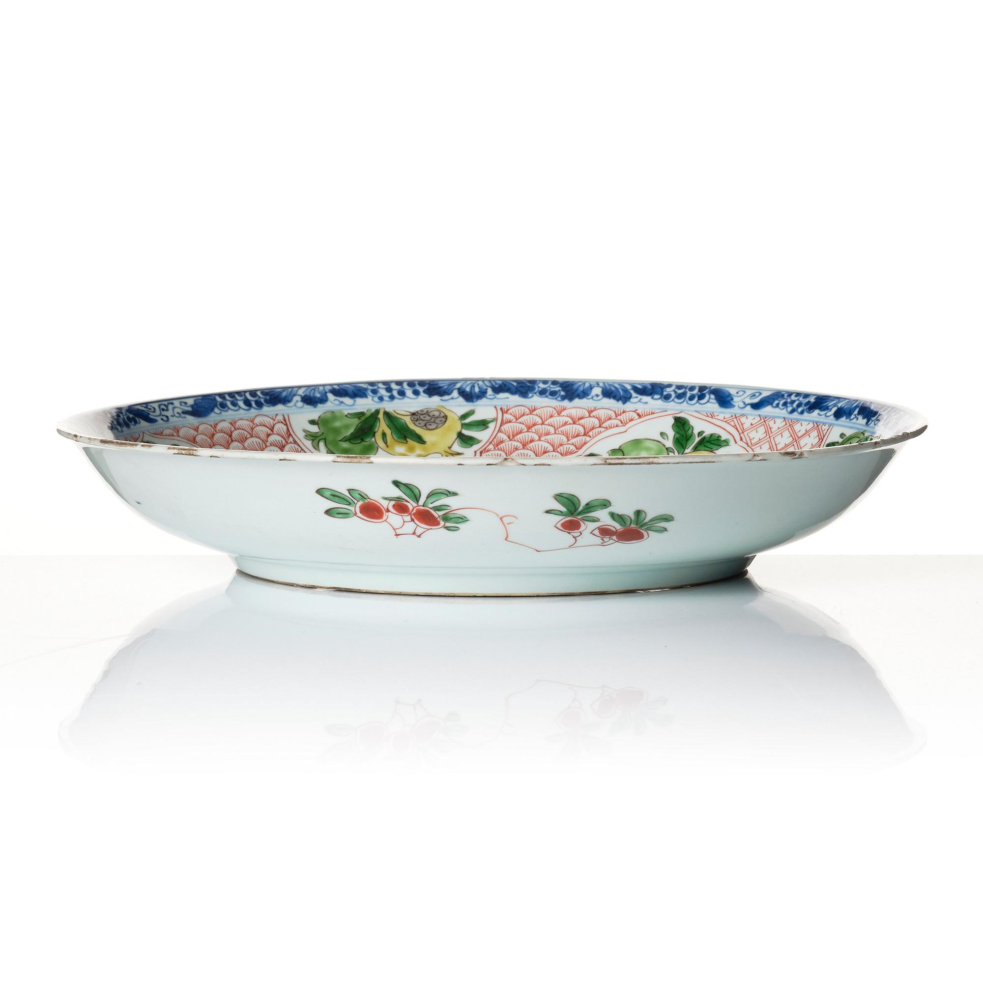 A large famille verte dish, Qing dynasty, Kangxi (1662-1722).