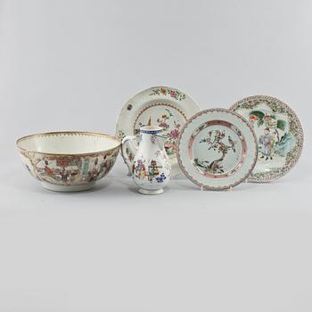 BÅLSKÅL, KANNA samt TALLRIKAR, 3 st, porslin, Kina, 1700-tal respektive 1800-tal.