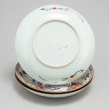 Three imari dishes, Qing dynasty, 18th century.