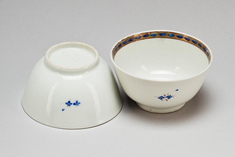 VINSKÅLAR, ett par, vapenporslin, Kina, 1700-tal.