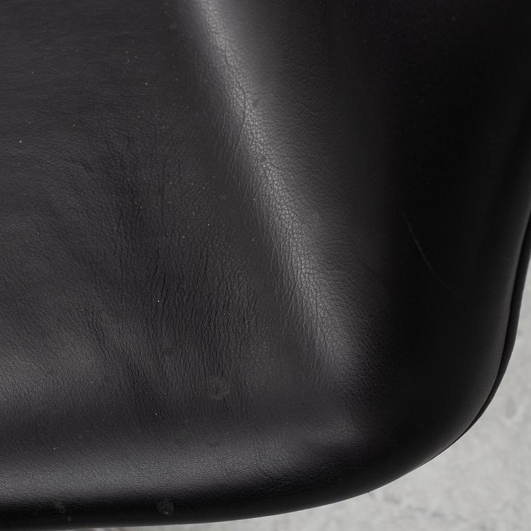 Arne Jacobsen, a pair of 'Oxford Chairs', Fritz Hansen, Denmark.