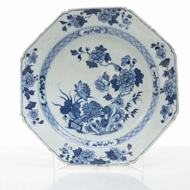Two Chinese blue and white export porcelain dishes, Qing dynasty, Qianlong (1736-95).