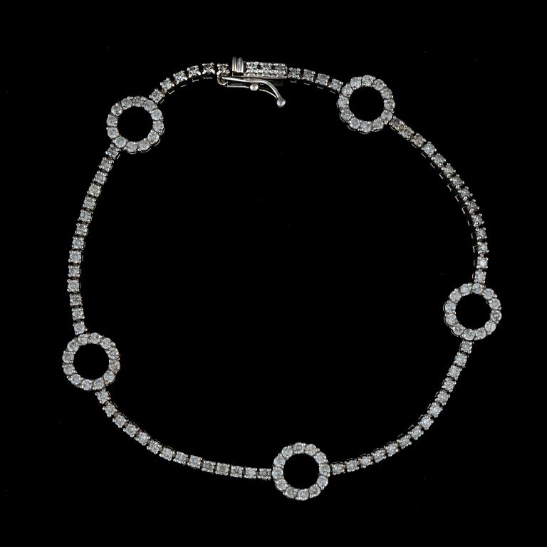 ARMBAND, 18k vitguld med briljantslipade diamanter tot ca 2,50 ct. Vikt ca 6,8 gram.
