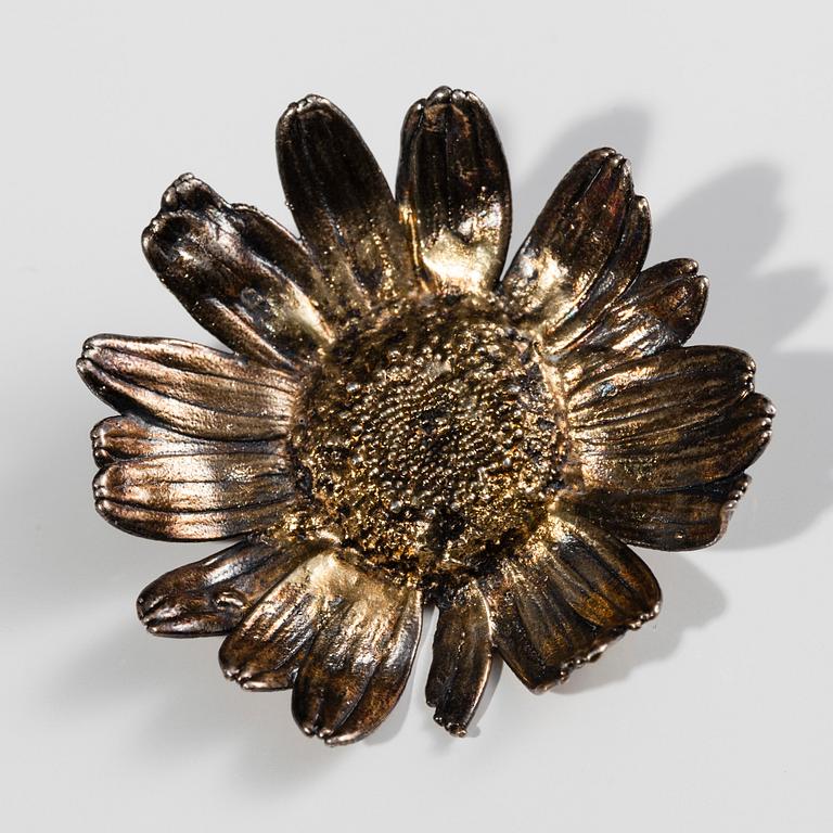 BROSCH, sterling silver, i form av prästkrage. 1900-talets senare hälft.