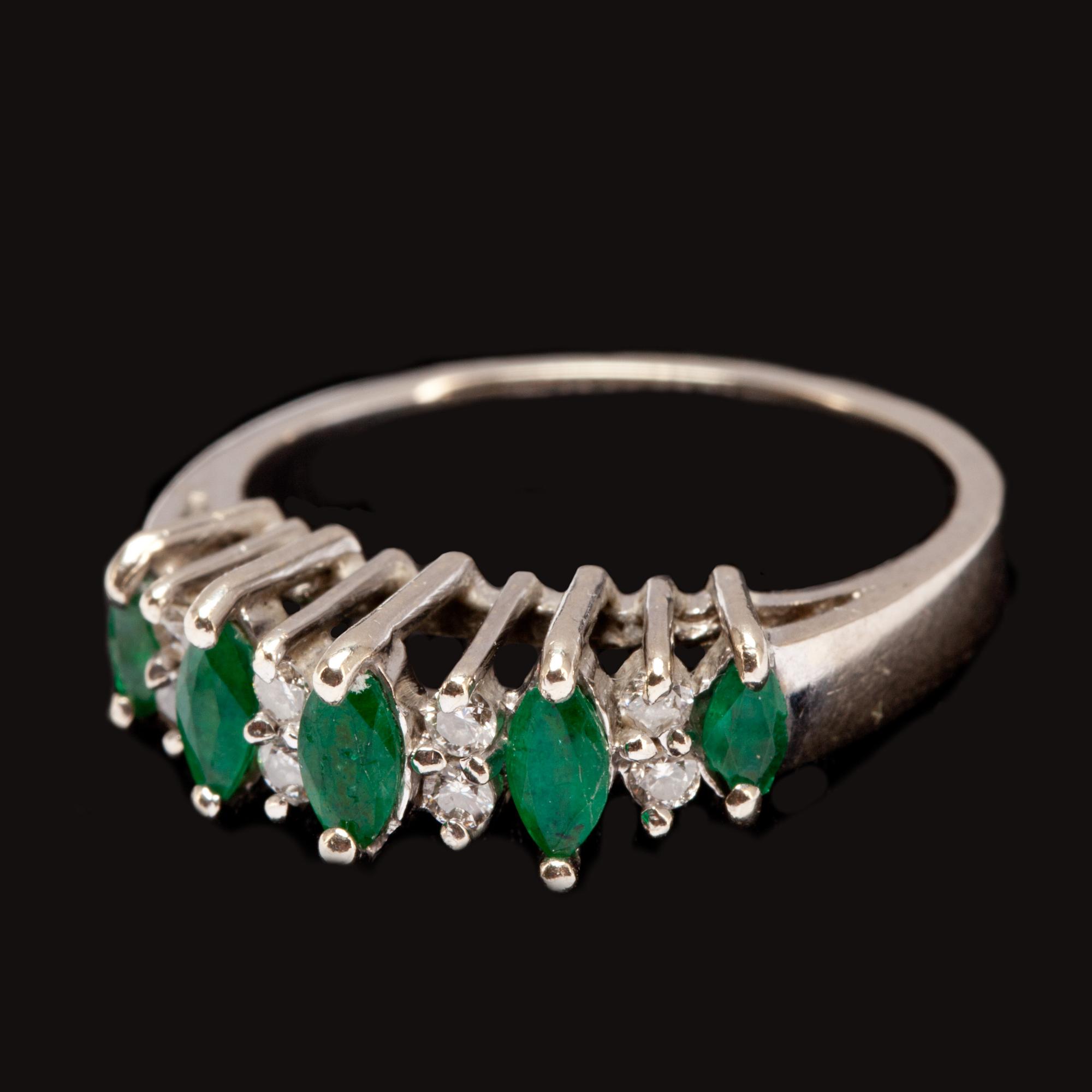 RING, 14k vitguld, 5 navetteslipade smaragder, 8 mindre enkelslipade diamanter. Vikt ca 4g.