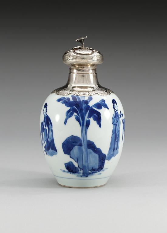 A blue and white tea caddy with silver mount, Qing dynasty, Kangxi (1662-1722).