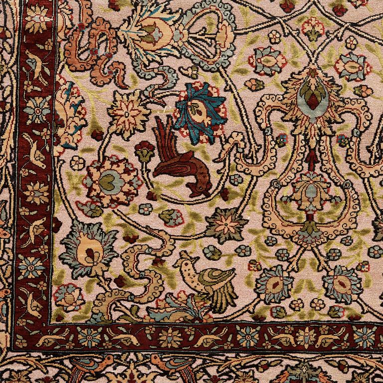 A RUG. An old silk Hereke Souf. 156,5 x 104 cm.