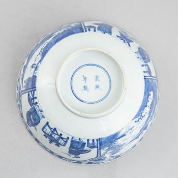 A blue and white bowl and bottle, China, Qing dynasty, 19th century.