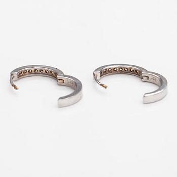 A pair of 14K white gold earrings with diamonds ca. 0.40 ct in total.