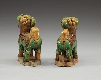 FIGURINER, två stycken, keramik. Qing dynastin, Kangxi (1662-1722).