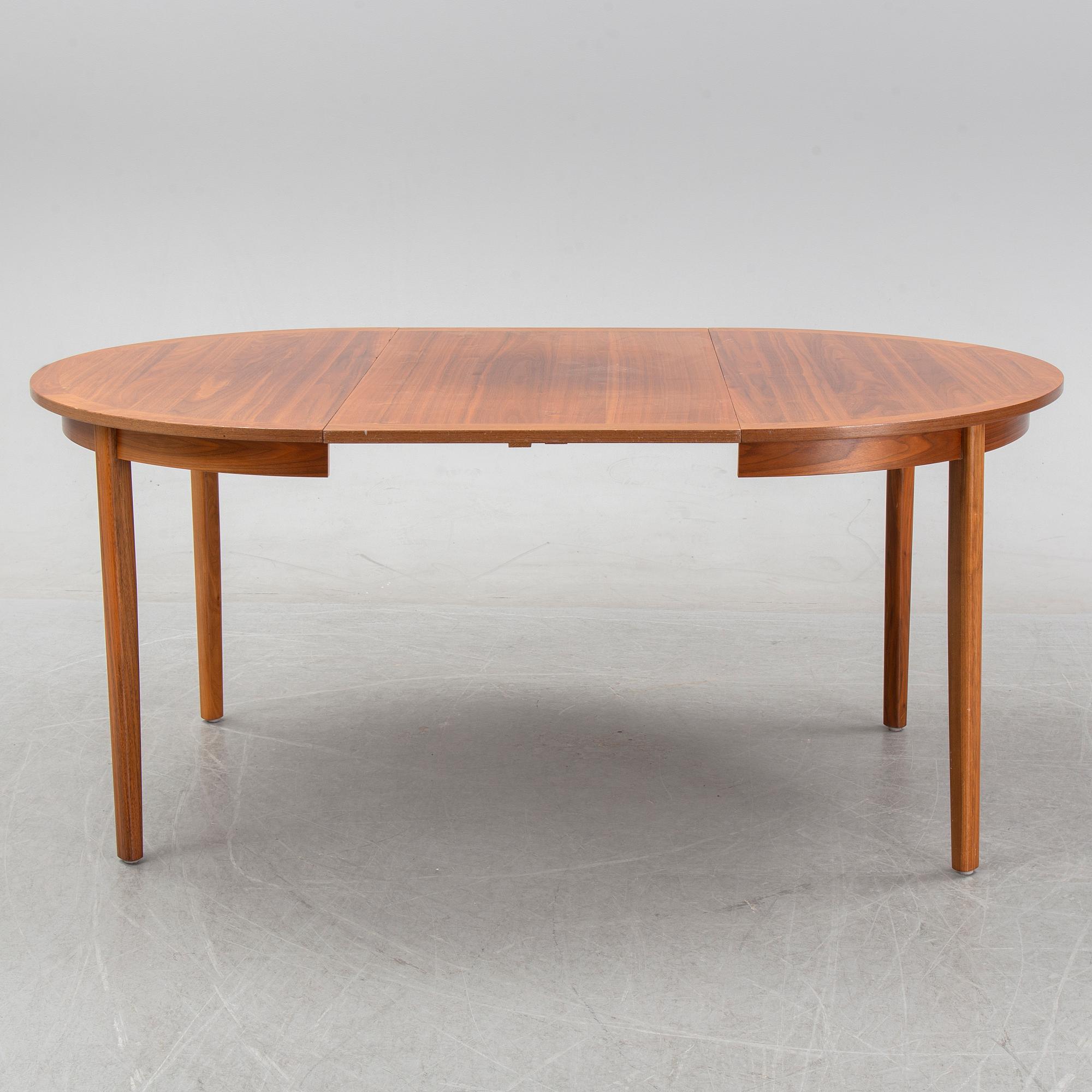 Matbord, fanerat med valnöt, 1900-talets andra hälft,