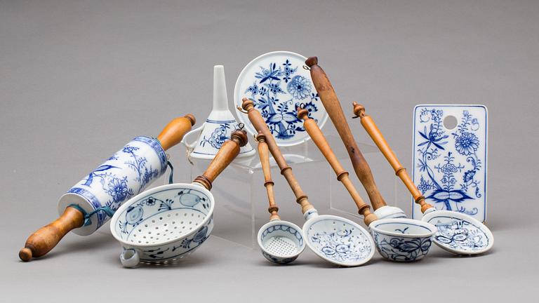 PARTI KÖKSREDSKAP, 10 delar, porslin, "lök-mönster" bl.a Meissen.