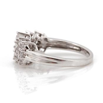 A ring set with round, brilliant-cut diamonds.