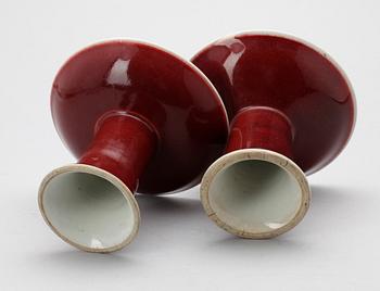 SKÅLAR PÅ FOT, ett par, porslin, Kina, 1900-talets slut.