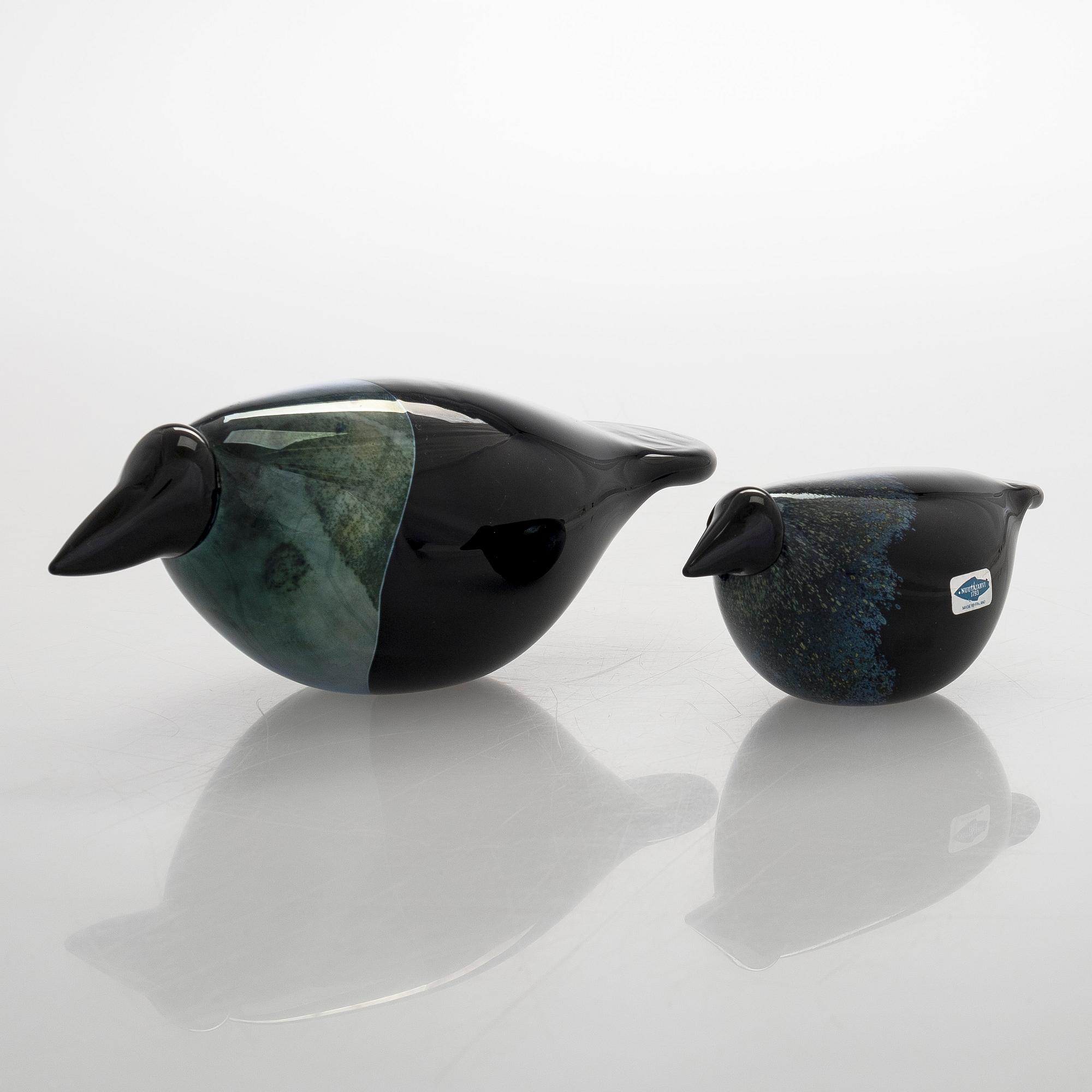 Oiva Toikka, glasfåglar, 2 st, "Crow" och "Babycrow", signerade O. Toikka Nuutajärvi.