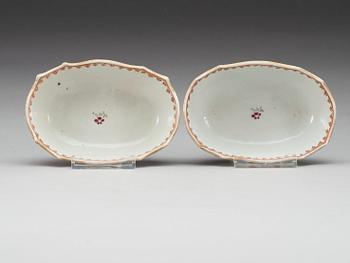A pair of famille rose bowls, Qing dynastin, Qianlong (1736-95).
