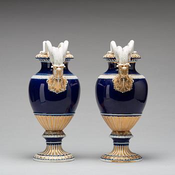 PRAKTURNOR, ett par, porslin. Meissen, omkring 1900.