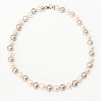 A pearl collier with cultured pearls.