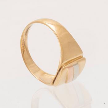 An 18K white, rosé and red gold ring.