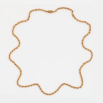 An 18K gold necklace.