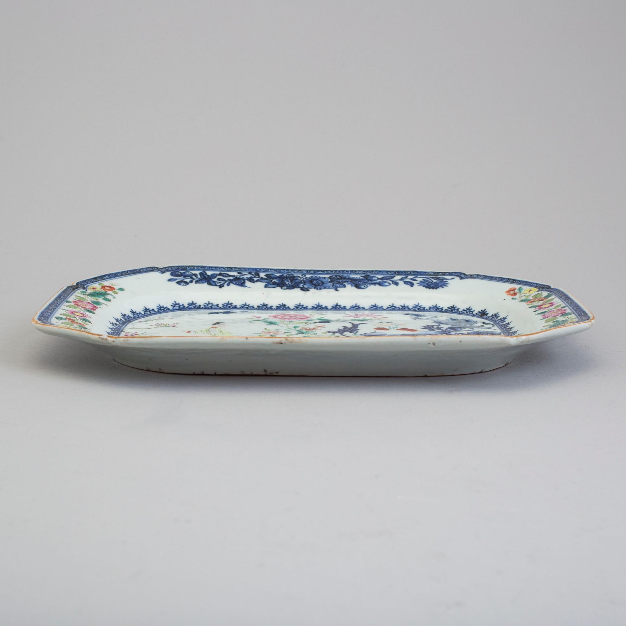 A blue and white and famille rose export porcelain dish, Qing dynasty, Qianlong (1736-95).